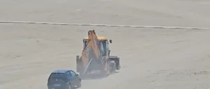 Se întâmplă în România! Un şofer a rămas cu maşina ÎNȚEPENITĂ în nisip, pe plaja din Eforie Nord. Ce amendă riscă bărbatul