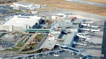 A intrat pe pistă pentru a opri un avion care se pregătea să decoleze. Pe cine căuta în avion o femeie din Canada