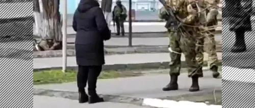 O femeie din Ucraina înfruntă mai mulți militari ruși: „Ce dracu' căutați aici? Să vă puneți semințe în buzunar, măcar floarea-soarelui să crească după ce muriți” | VIDEO