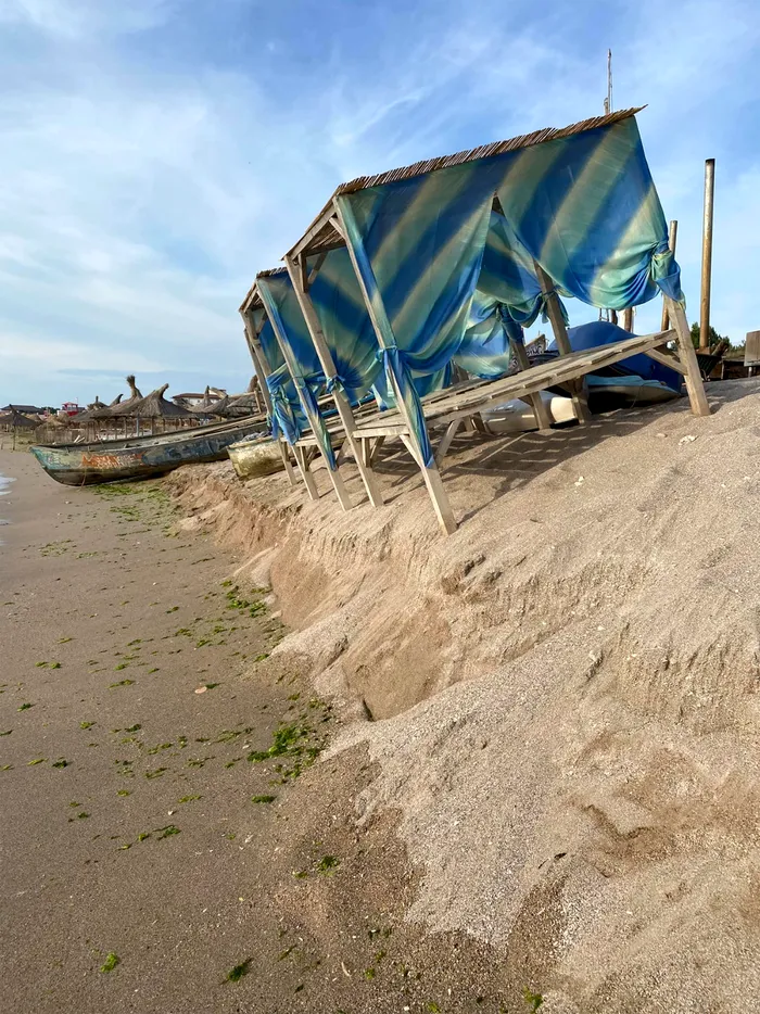 Cum a ajuns să arate plaja din Vama Veche, după furtuna de sâmbătă noapte. Imagini realizate de un turist ieri, 10 iulie 2022 / Sursa foto: Facebook