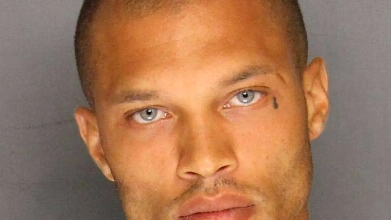 Deținutul model are concurență. Cum arată cea mai frumoasă fată din închisoare. Imaginile cu ea au devenit virale