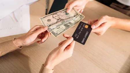 Care este cea mai bună metodă de a plăti în vacanță: card sau cash. De ce este întotdeauna bine să ai și bani lichizi