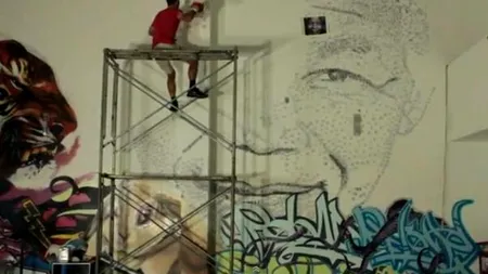 Un portret al lui Nelson Mandela, imprimat pe un zid din Shanghai cu 27.000 de lovituri de pumn. VIDEO