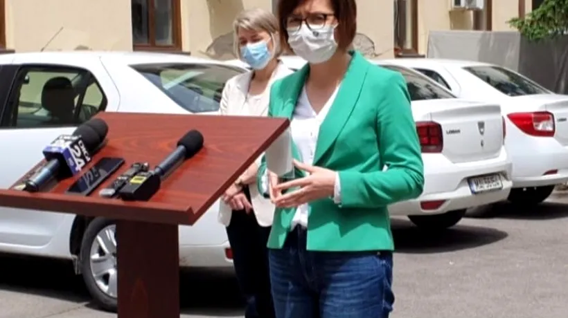 Viralul zilei, oferit de ministrul Sănătății. Ioana Mihăilă s-a așezat greșit la pupitru, în timpul unei conferințe de presă / Ce imagini apar pe contul de Facebook al MS (VIDEO)