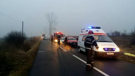 Un mort și trei răniți după ce un microbuz s-a răsturnat în Timiș