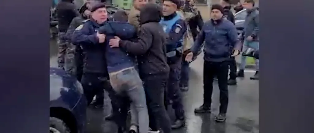 VIDEO | Incidente la protestul fermierilor din Târgu Mureș. Un bărbat s-a îmbrâncit cu jandarmii