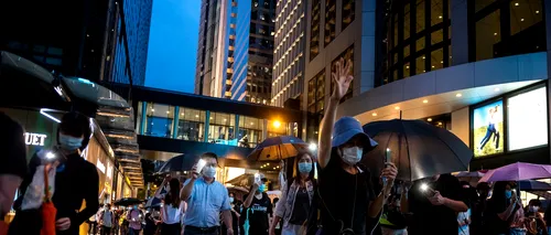 PROTESTE. Zeci de persoane arestate în timpul unor noi manifestații pro-democrație în Hong Kong