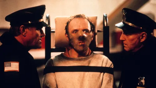 Criminalul care a inspirat personajul Hannibal Lecter trăiește de zeci de ani într-un buncăr de sticlă. Cererile de îmbunătățire a condițiilor de detenție au fost respinse