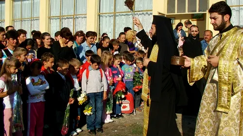 O asociație din România atrage atenția asupra unui fenomen pervers: biserificarea școlilor