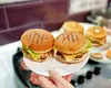 Un restaurant McDonald’s a INTERZIS accesul tinerilor sub 21 de ani: „Din cauza incidentelor repetate de violență în rândul studenților”