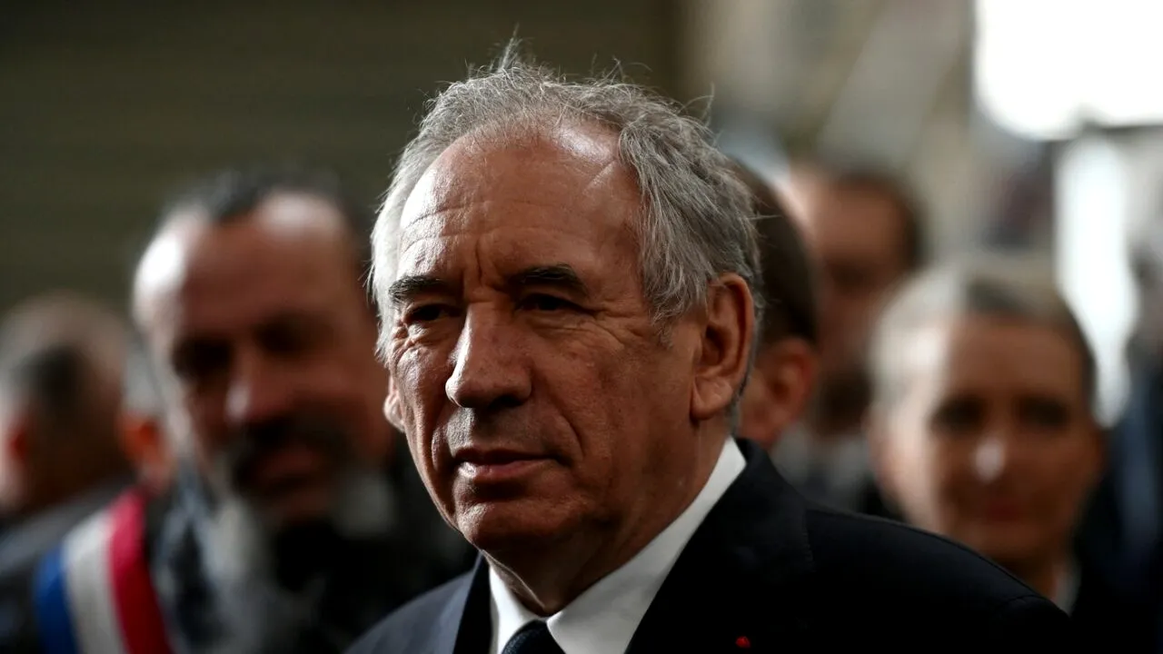 François Bayrou refuză să reducă vârsta de pensionare în Franța/ Formațiunile de stânga CONDAMNĂ „brutalitatea trădării lui”