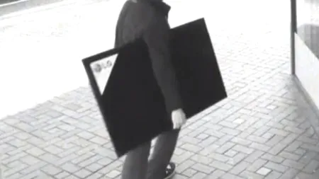 Un bărbat din Cluj care mergea pe stradă cu un televizor în brațe s-a întâlnit cu o patrulă de poliție. Ce a urmat