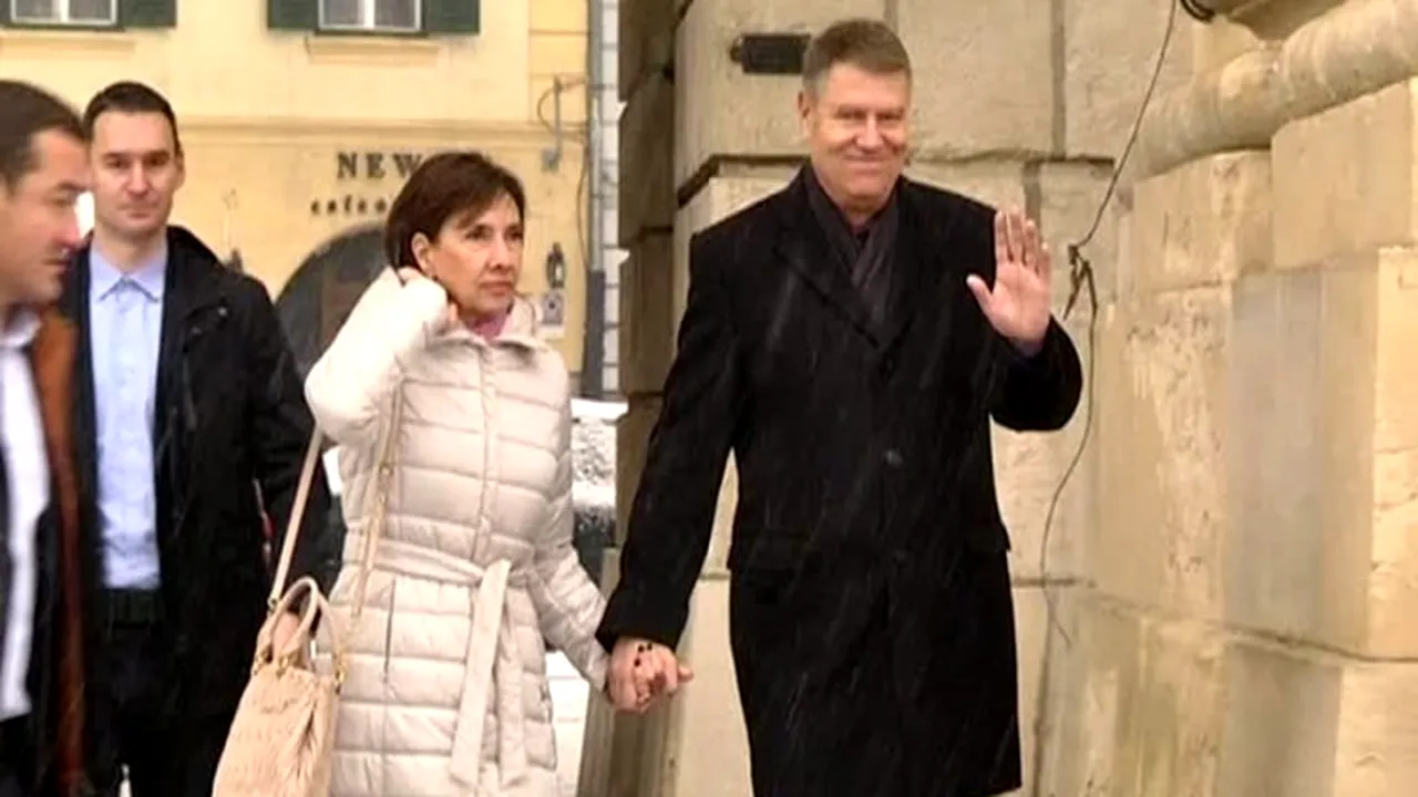 Cum s-a îmbrăcat Carmen Iohannis la biserică. Prima doamnă a atras atenția privitorilor