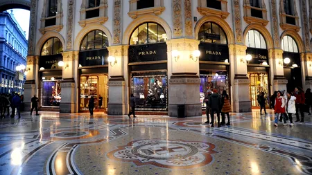 Cea mai mare tranzacție din industria de lux a anului: PRADA cumpără VERSACE