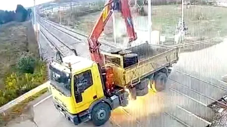 VIDEO | Firele de alimentare a trenurilor, rupte de un camion la o trecere de cale ferată din Sibiu. Incidentul, surprins de o cameră de supraveghere
