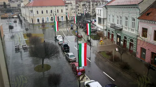 Primăria Sf. Gheorghe refuză să arboreze steagul României: Nu am arborat drapelul Ungariei. Sunt doar niște panglici