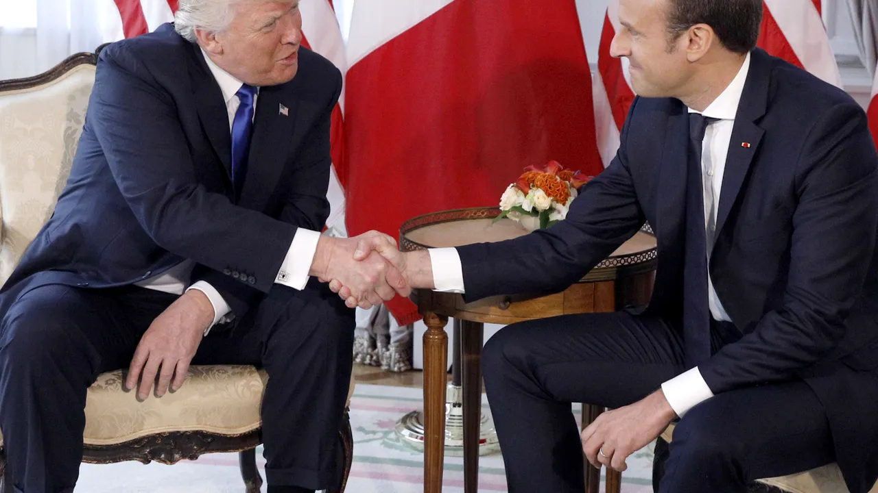 Macron explică „strângerea de urs