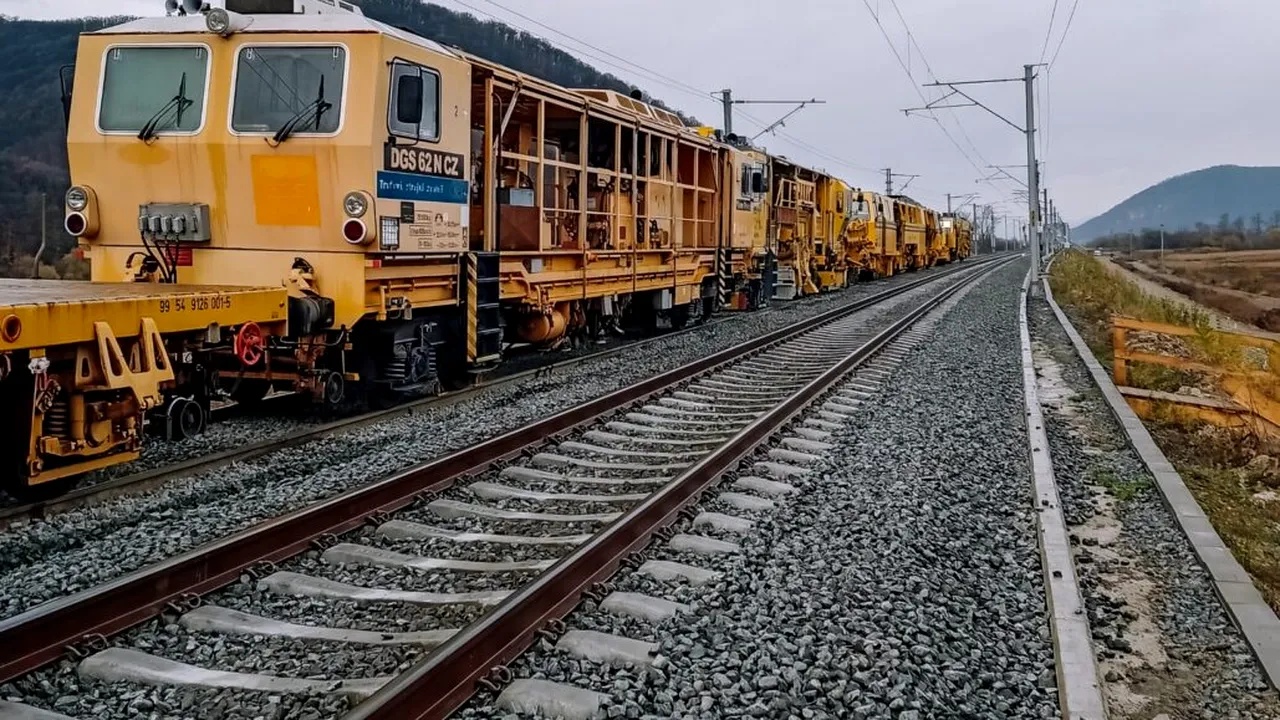 Circulația trenurilor, grav afectată de furturi și distrugeri ale instalațiilor feroviare. CFR a anunțat unde sunt zonele cu probleme