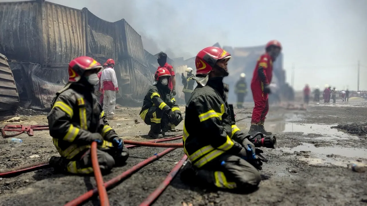 IRAN: Autoritățile consideră că neglijența este unul dintre factorii care au dus la explozia din portul Bandar Abbas. Bilanțul a ajuns la 70 de morți