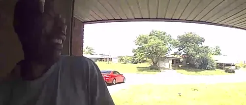 Momentul înfricoșător în care un bărbat este mușcat de față de un șarpe, surprins de camera de supraveghere de la ușă - VIDEO