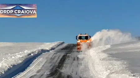 Angajaţii DRDP Craiova, impresionaţi de peisajele de iarnă de pe drumurile pe care trebuie să le deszăpezească: 
