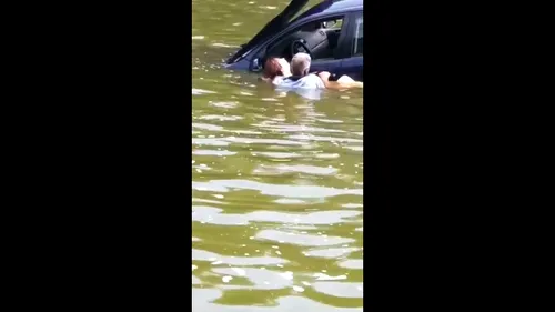 Tentativă de sinucidere la Iași. O femeie a ajuns cu maşina în lacul Ciric (VIDEO)