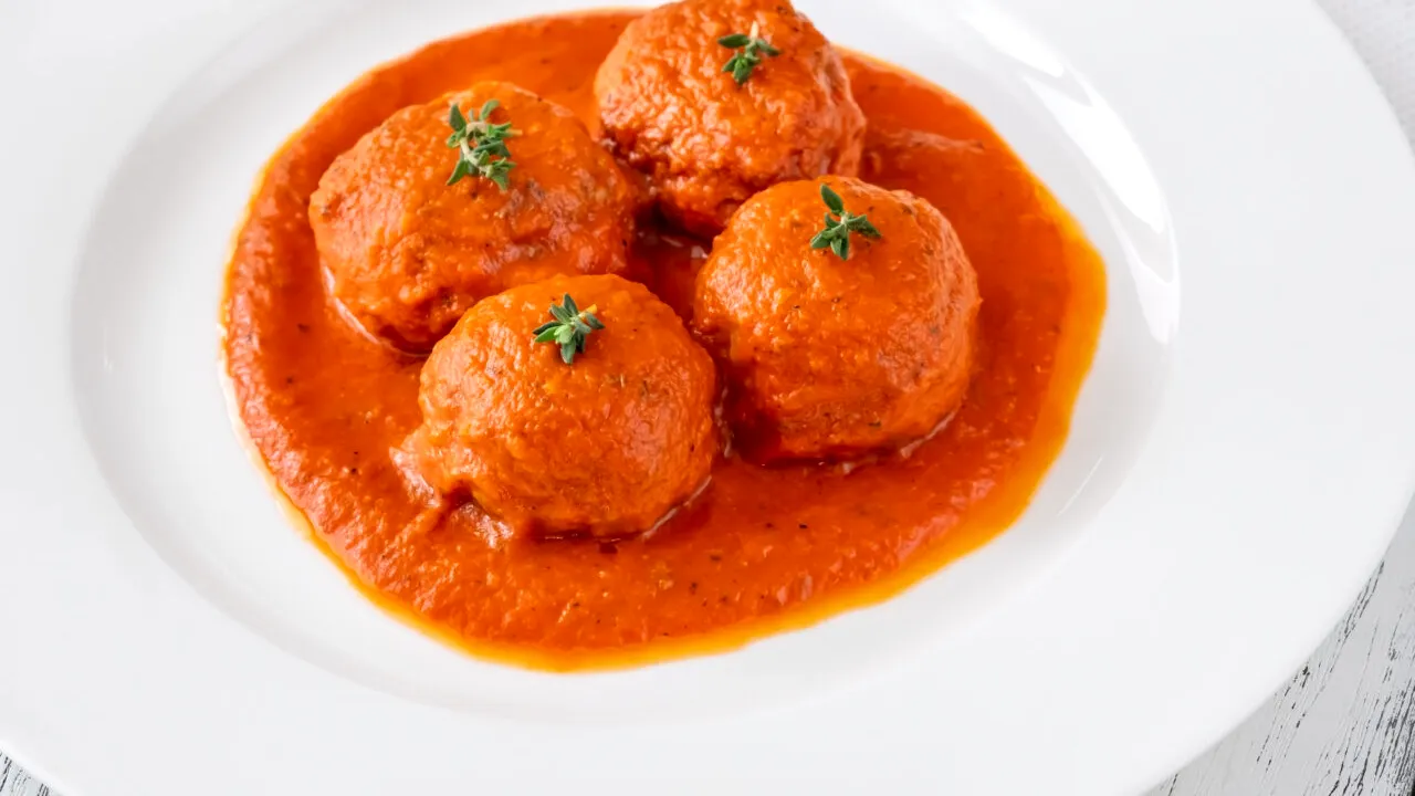 Cum prepari cel mai bun sos de roșii și chifteluțe perfecte, ca ale unui chef spaniol cu 10 stele Michelin