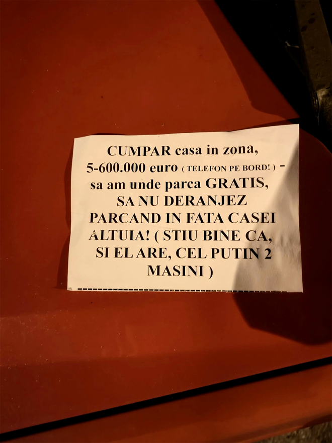 Ce bilețel ironic a găsit, pe parbriz, un șofer din Cluj, pentru că a parcat în fața unei vile de 600.000 de euro