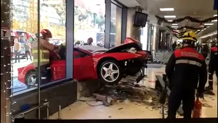 Un bătrân a intrat cu Ferrari într-un mall