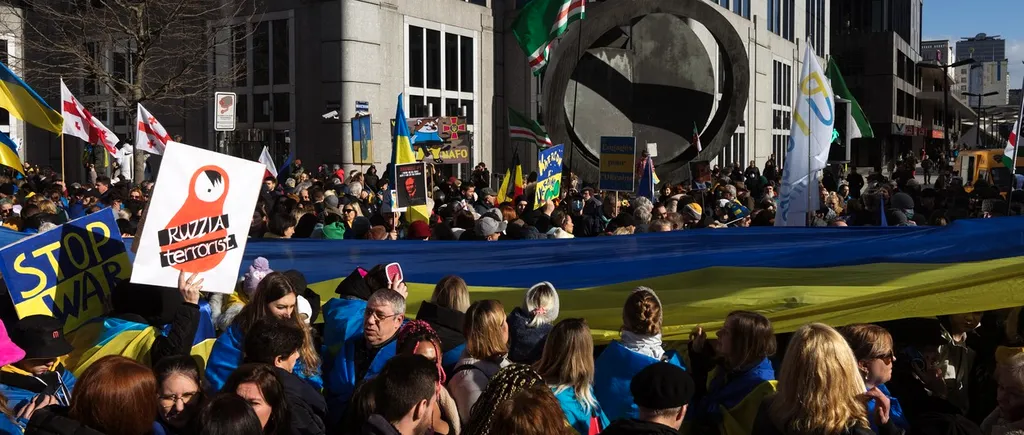 FOTO | Mii de oameni protestează la Berlin și Bruxelles împotriva invaziei Rusiei în Ucraina. Manifestanții cer reluarea negocierilor de PACE