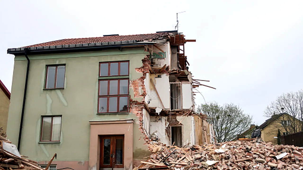 Un bărbat și-a dărâmat casa cu chiriașul înăuntru