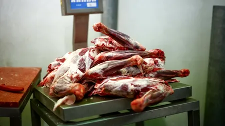 Masa de Paște din acest an, mai SCUMPĂ. Cu cât a ajuns să se vândă carnea de miel