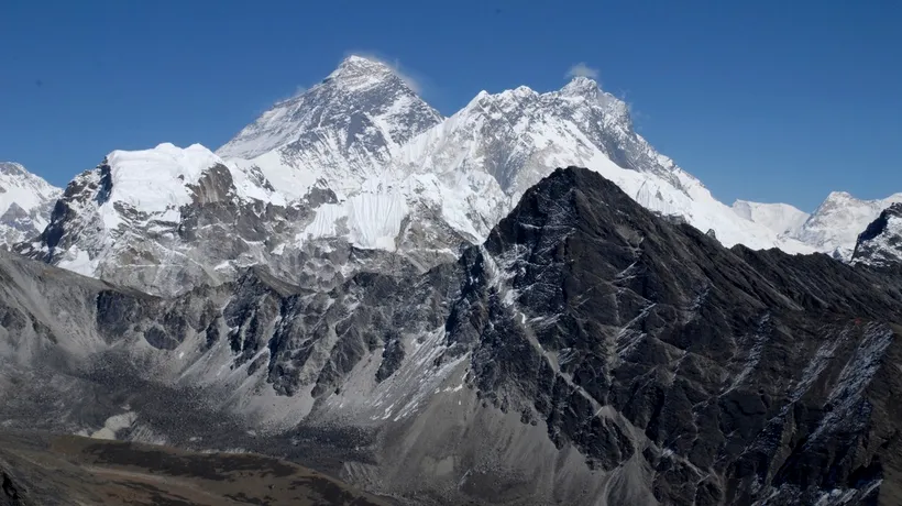 Tragedie! Un elicopter cu turiști s-a prăbușit lângă Everest