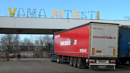 VIDEO | Imagini incredibile filmate de un șofer de TIR în Vama Pitești. Cei care au nevoie la toaletă sunt trimiși în spatele clădirii