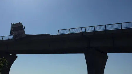 TIR suspendat pe centura Craiovei