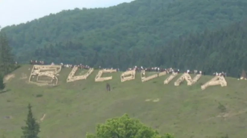 Festivalul Hora Bucovinei: pe dealul unde s-a scris cu oi în 2009 s-a montat un tricolor