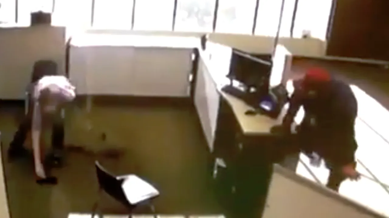 Hoțul GHINIONIST: A încercat să jefuiască un magazin, dar i-a căzut ARMA și a fost la un pas să-și piardă și PANTALONII