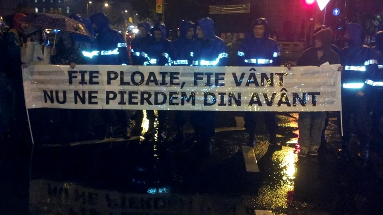 FOTOREPORTAJ. Noi proteste față de proiectul Roșia Montană. Piața Universității a dat testul ploii. În jur de 5.000 de oameni au mărșăluit prin Capitală