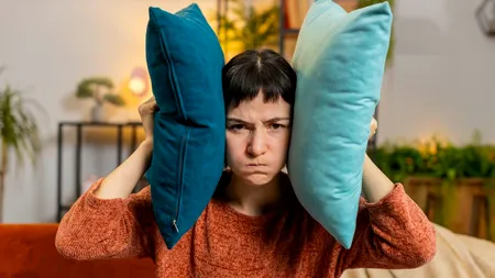 Ai vecini „gălăgioși” care stau la curte? Programul de liniște, OBLIGATORIU și pentru ei. Cei care nu respectă legea riscă amenzi colosale