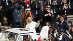 Papa LEON, prima baie de mulțime cu papamobilul în Piața Sfântul Petru, la ceremonia de inaugurare a pontificatului