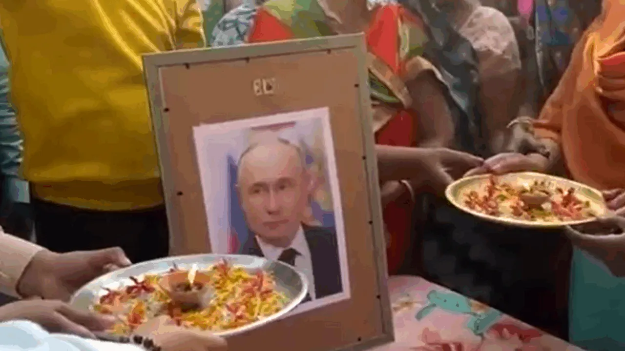 Ofrande pentru „zeul” Putin. Indienii au organizat ceremonii religioase și au împânzit New Delhi cu portretul președintelui rus