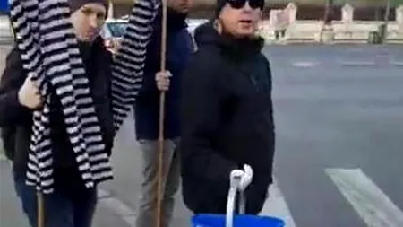 Summitul de la Sibiu, mai 2019: Protestatarul Cristian Dide a fost oprit de forțele de ordine să ajungă în Piața Mare din Sibiu: De ce nu ne lasă? - VIDEO