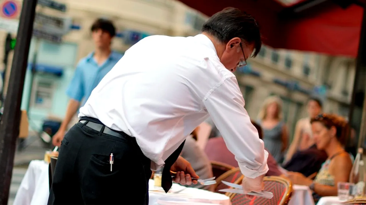 Un cuplu A REFUZAT să lase bacșiș, din cauza unei întrebări incomode pe care chelnerul le-a adresat-o. Ce le-a zis