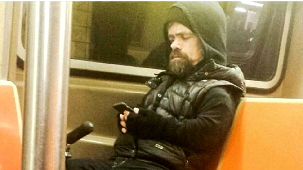 Vedete fără fițe. Circulă cu metroul, ca oamenii obișnuiți