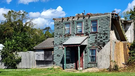 VIDEO | Cum a ajuns un scaun care atârnă pe o casă abandonată punctul de atracție al unui oraș