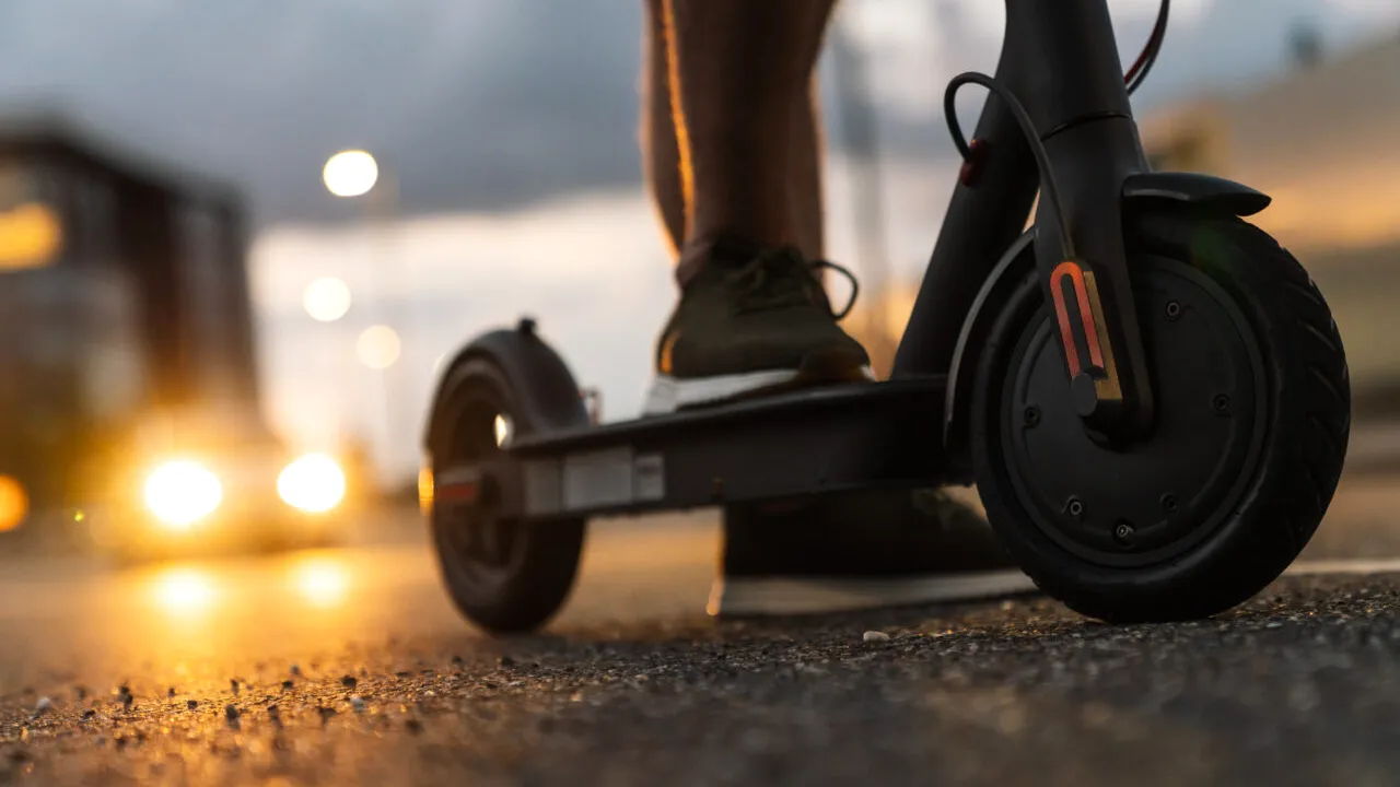 Polița RCA va fi obligatorie pentru trotinetele electrice. Numărul accidentelor grave de circulație în care au fost implicați conducători de trotinete a crescut de aproape 20 de ori în ultimii patru ani