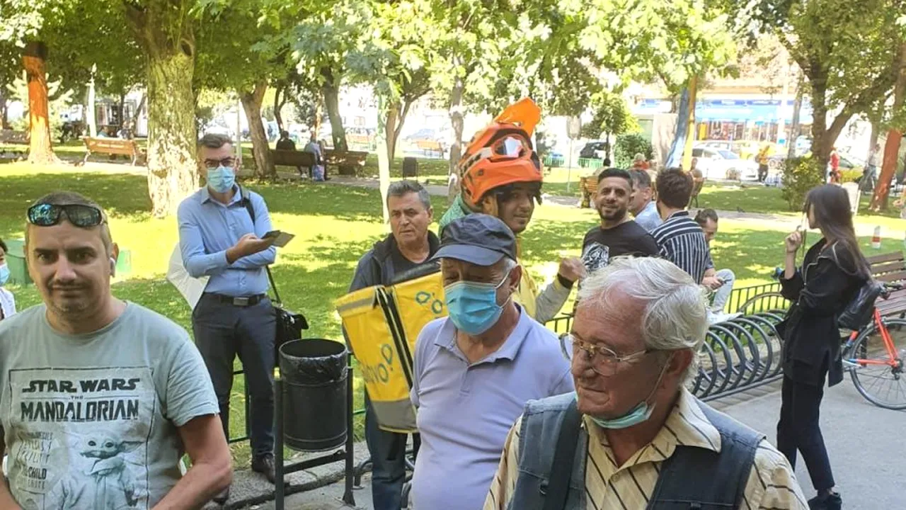 Bătaie de joc! Contribuabilii din Sectorul 2, umiliți la cozi interminabile: „În permanență câte doi-trei angajați stau afară la cafea, țigări, cu telefonul la ureche” (FOTO)