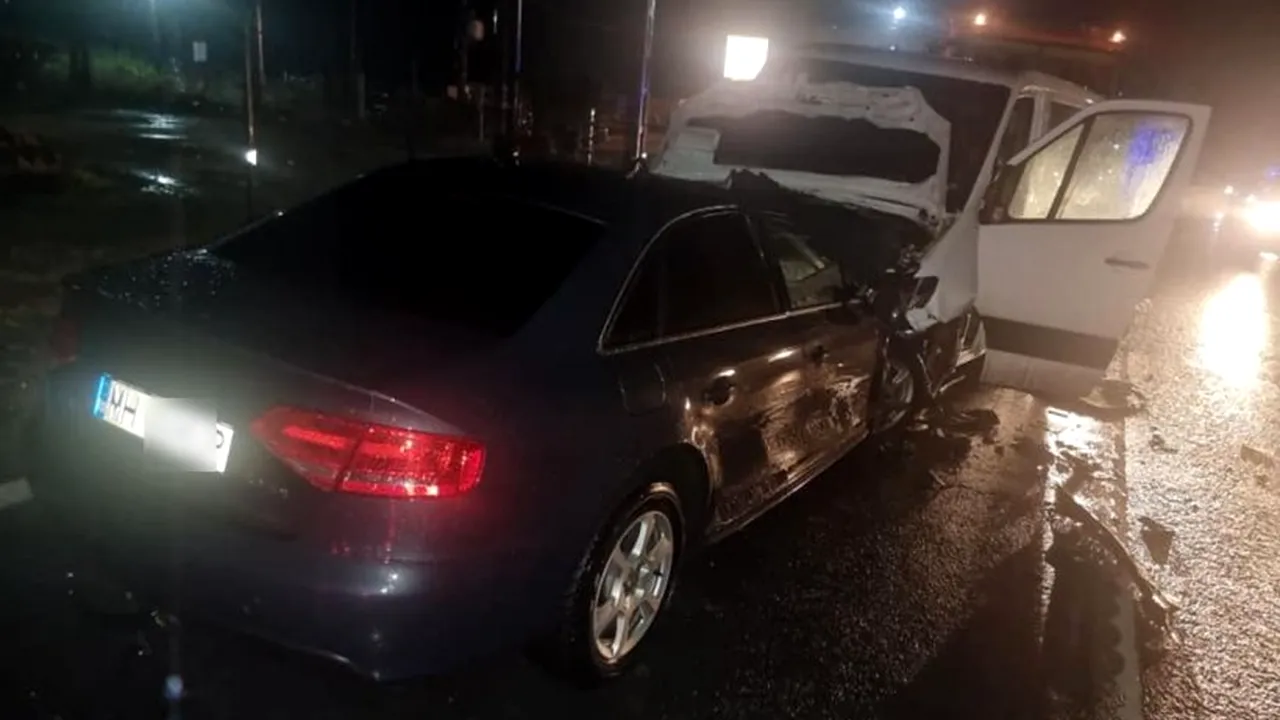 Un angajat al MAI, aflat la volanul unui Audi, a intrat frontal, cu peste 100 de km/h, într-un microbuz