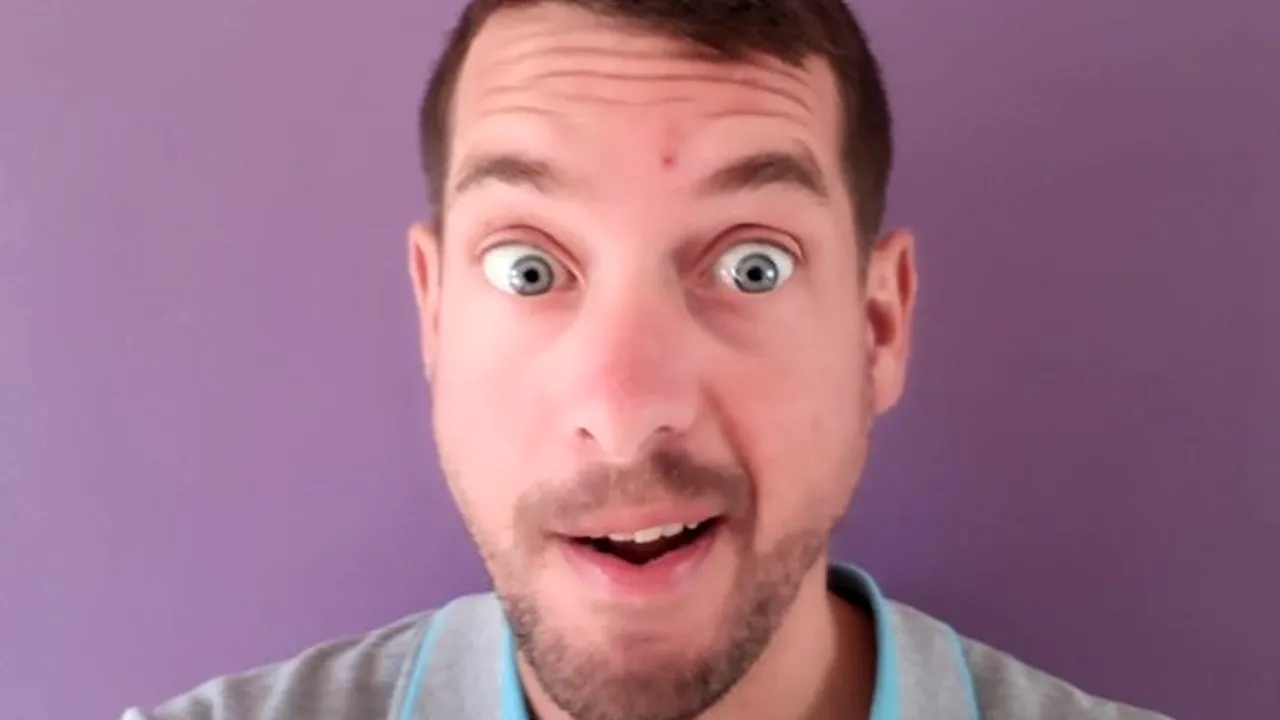 „Nu pot ieși din țară din cauza numelui. E prea grosolan