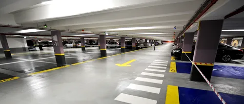 Cum a parcat o mașină cu numărul „911 LUX în parcarea unui complex comercial